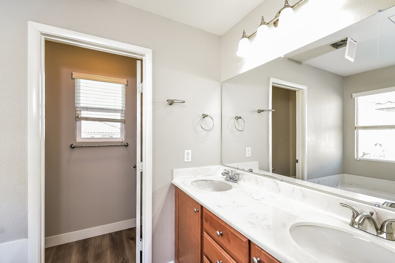 2,090/Mo, 9004 Tropical Tide Ct Las Vegas, NV 89149 Main Bathroom View