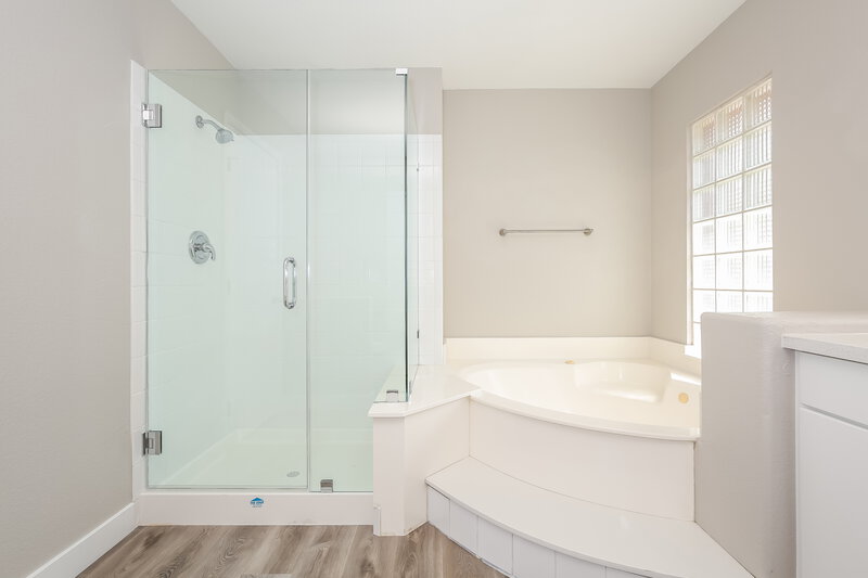2,200/Mo, 3372 Epson St Las Vegas, NV 89129 Main Bathroom View