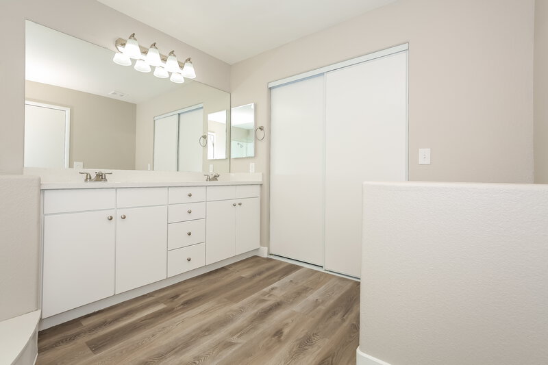 2,200/Mo, 3372 Epson St Las Vegas, NV 89129 Main Bathroom View 2