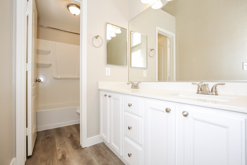 2,190/Mo, 3214 Avawatz Ct North Las Vegas, NV 89032 Main Bathroom View