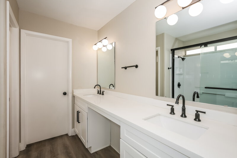 1,970/Mo, 7231 Nordic Lights Dr Las Vegas, NV 89119 Main Bathroom View