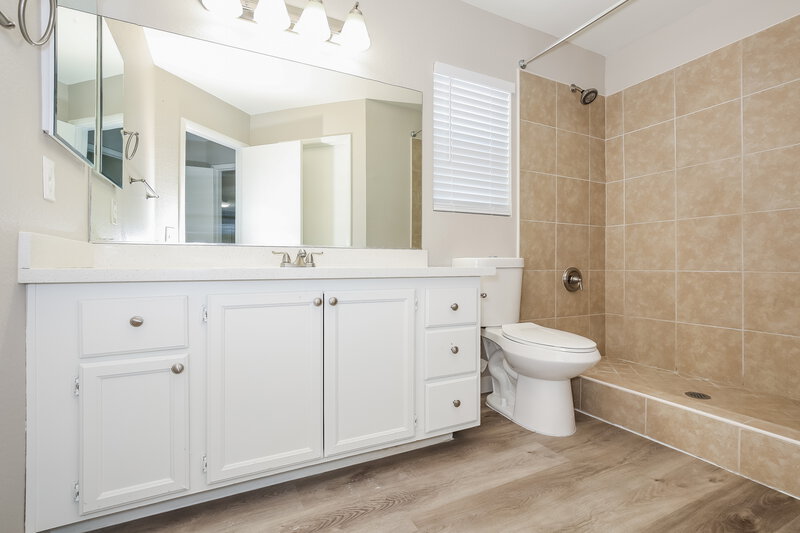 1,895/Mo, 3227 W Verde Way North Las Vegas, NV 89031 Main Bathroom View