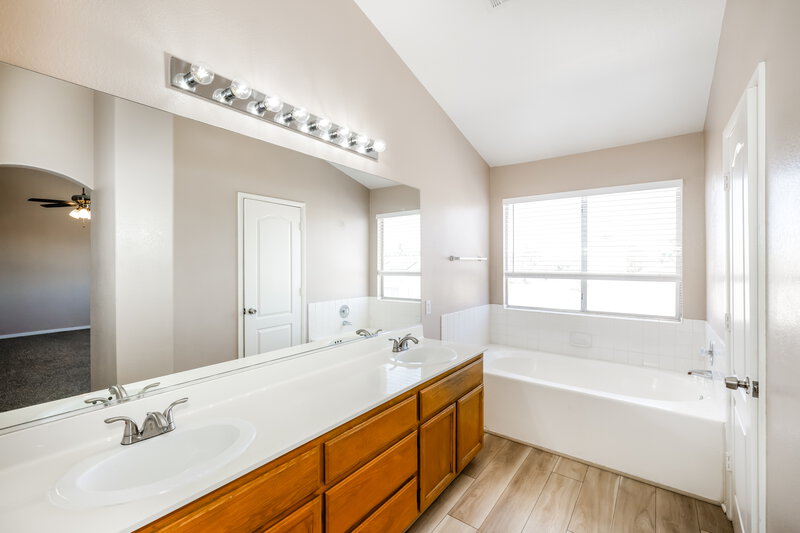2,495/Mo, 268 Sundial St Henderson, NV 89074 Main Bathroom View