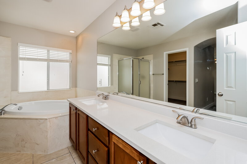 2,175/Mo, 7369 Fountain Crest Ave Las Vegas, NV 89113 Main Bathroom View