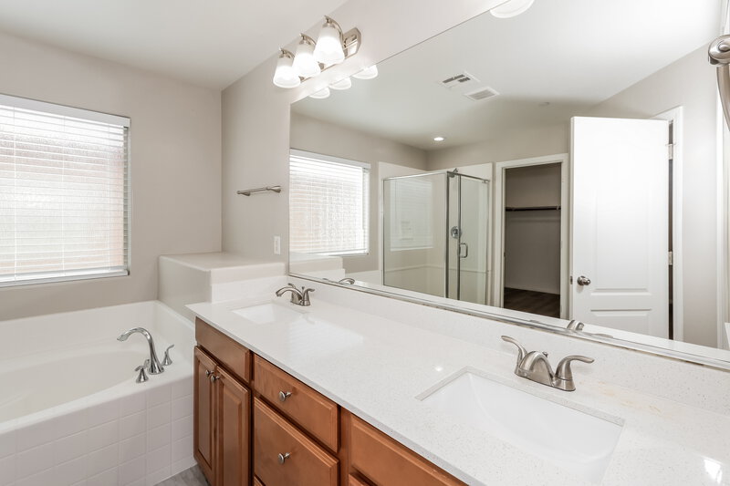 2,170/Mo, 9033 Silken Crests Ct Las Vegas, NV 89149 Main Bathroom View