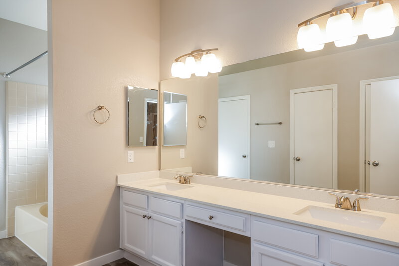 3,250/Mo, 368 Dooley Dr Henderson, NV 89015 Main Bathroom View