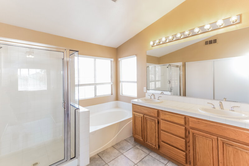 4,060/Mo, 9060 Malarga St Las Vegas, NV 89123 Main Bathroom View