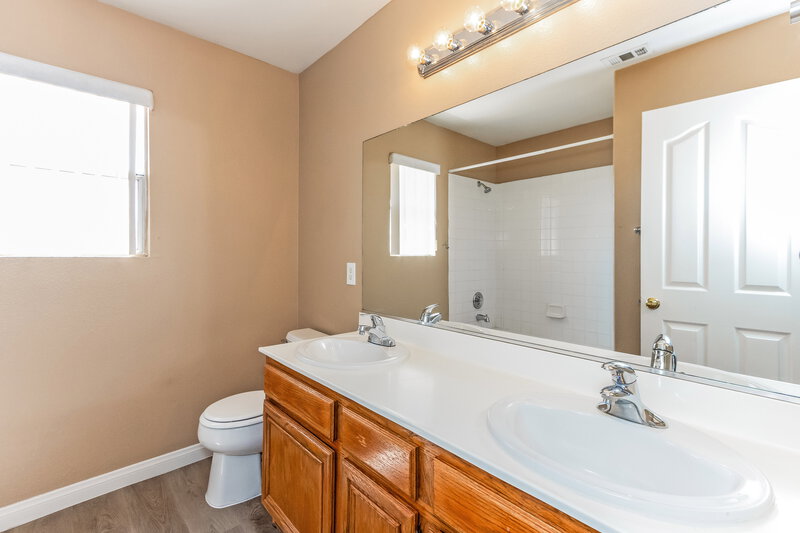 4,060/Mo, 9060 Malarga St Las Vegas, NV 89123 Bathroom View