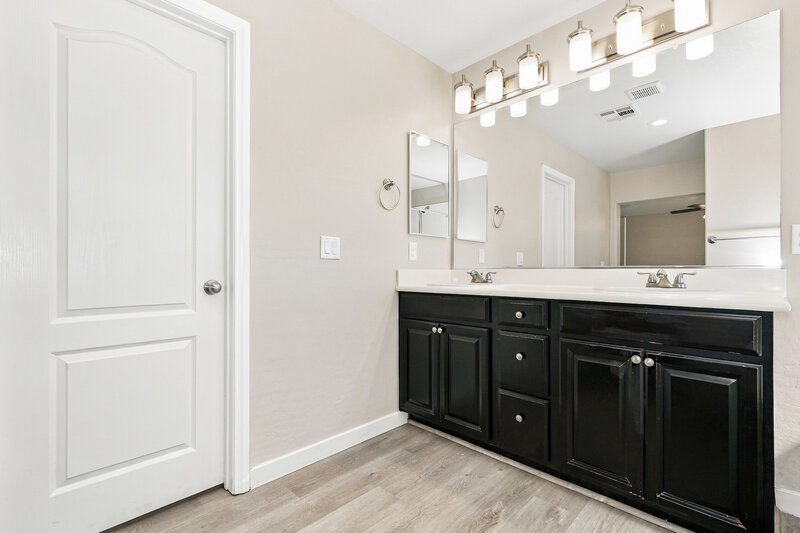 2,265/Mo, 9321 Golden Lad Ave Las Vegas, NV 89166 Primary Bathroom View