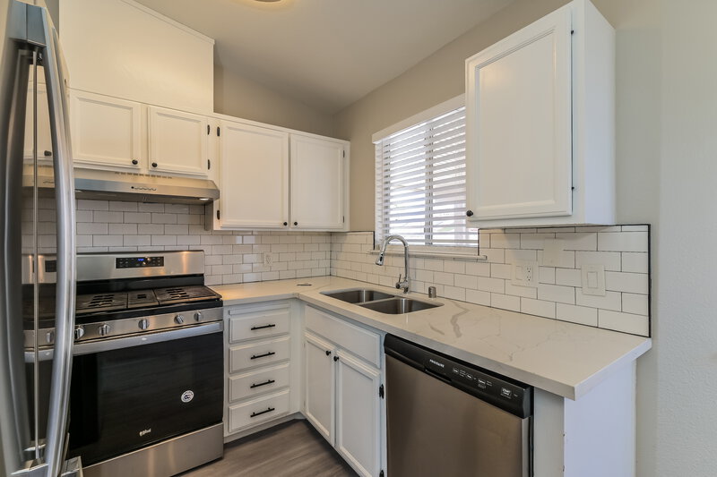 2,010/Mo, 597 Jackson Dr Henderson, NV 89014 Kitchen View 2