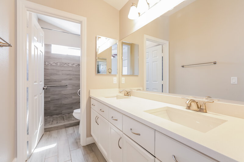 2,080/Mo, 6305 Belgium Dr Las Vegas, NV 89122 Main Bathroom View