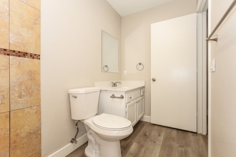 1,825/Mo, 633 Willowick Ave North Las Vegas, NV 89031 Bathroom View 2