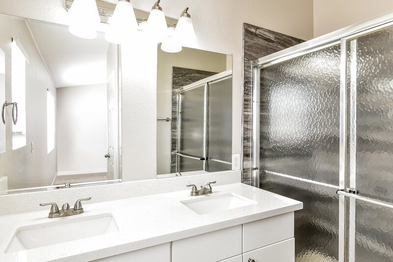 1,930/Mo, 3917 Herblinda Ln North Las Vegas, NV 89032 Main Bathroom View