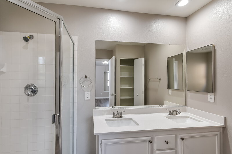 1,895/Mo, 5620 Cactus Thorn Ave Las Vegas, NV 89118 Main Bathroom View
