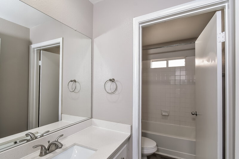 1,895/Mo, 5620 Cactus Thorn Ave Las Vegas, NV 89118 Bathroom View 2