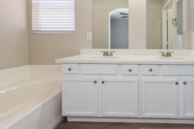 2,140/Mo, 7534 Luna del Rey St Las Vegas, NV 89123 Main Bathroom View