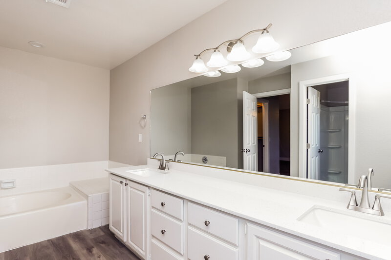 2,485/Mo, 333 Santa Monica Drive Henderson, NV 89014 Main Bathroom View