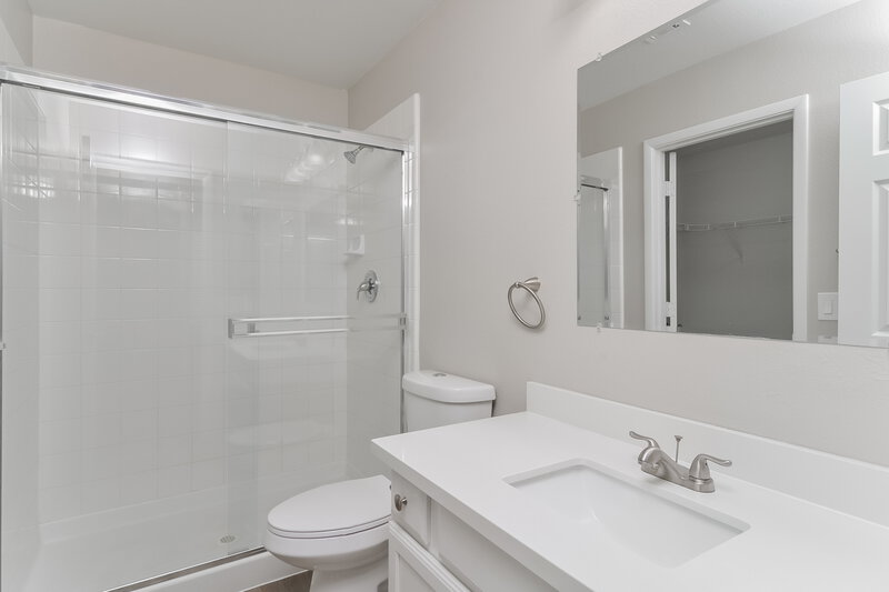 2,275/Mo, 7659 Glorietta Bay Ct Las Vegas, NV 89139 Main Bathroom View