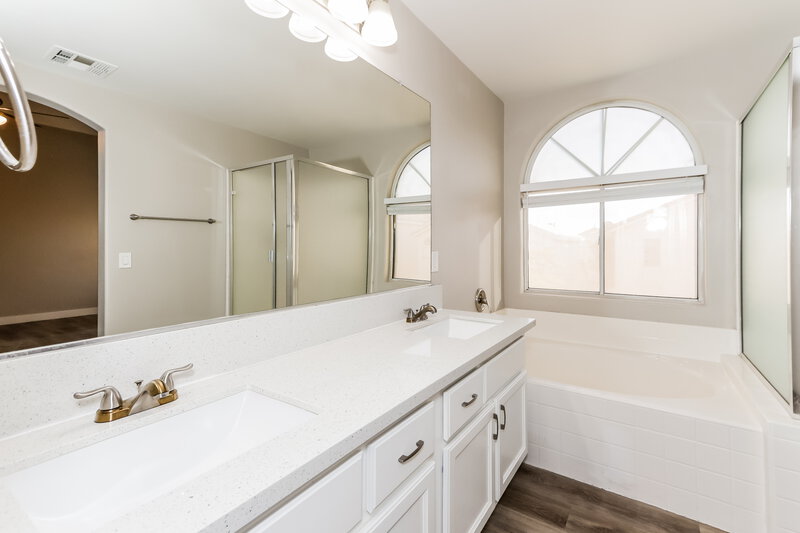 3,160/Mo, 8911 Deep Ridge CT Las Vegas, NV 89178 Main Bathroom View