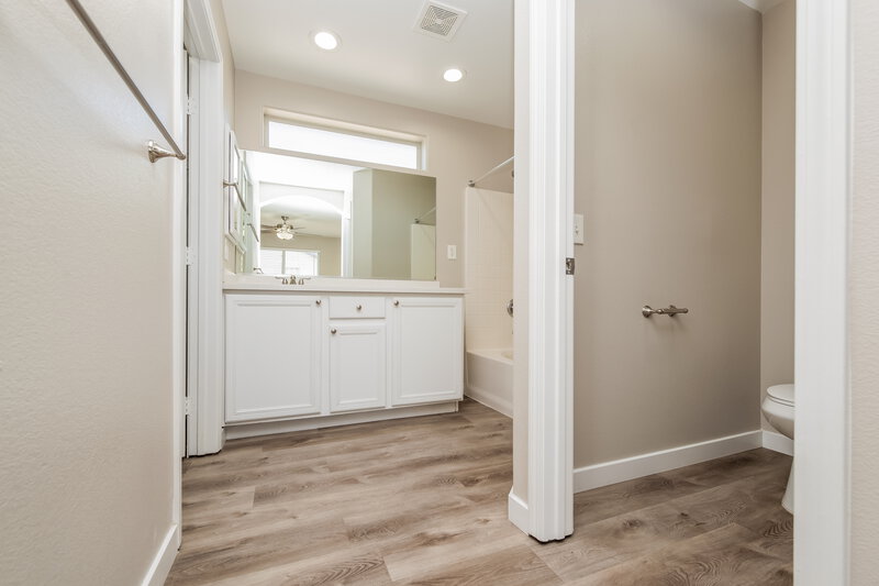 2,130/Mo, 8325 New Leaf Ave Las Vegas, NV 89131 Main Bathroom View