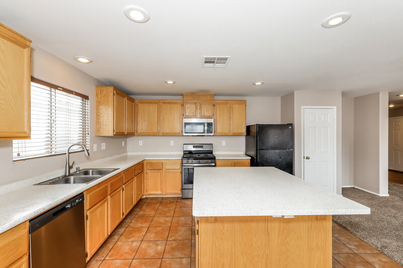 2,130/Mo, 3433 Palatine Hills Ave North Las Vegas, NV 89081 Kitchen View 2