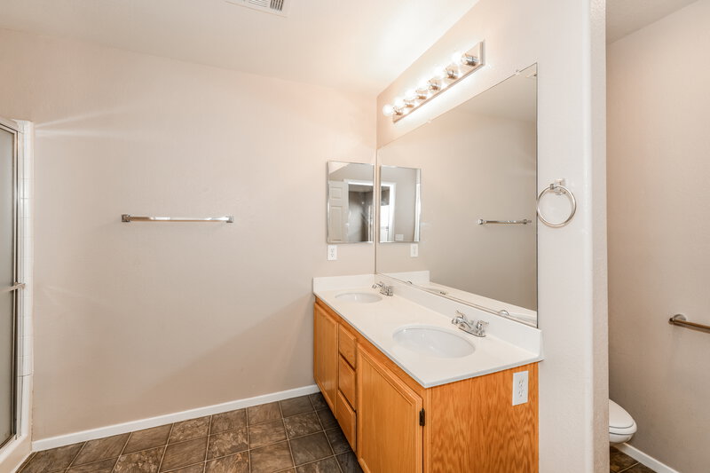 2,130/Mo, 3433 Palatine Hills Ave North Las Vegas, NV 89081 Main Bathroom View