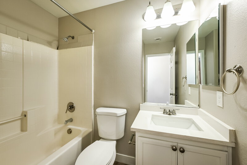 1,945/Mo, 5864 Cape Hatteras Ct Las Vegas, NV 89139 Bathroom View 2