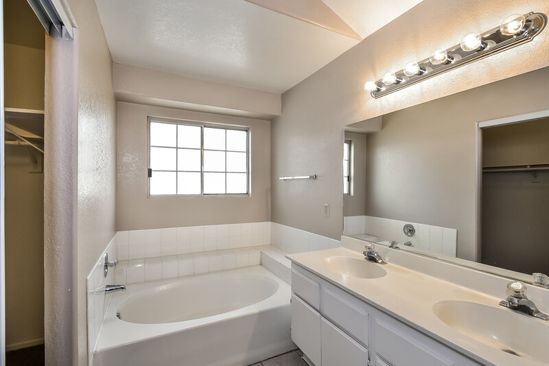 1,950/Mo, 304 Coconut Grove Ct Las Vegas, NV 89145 Main Bathroom View