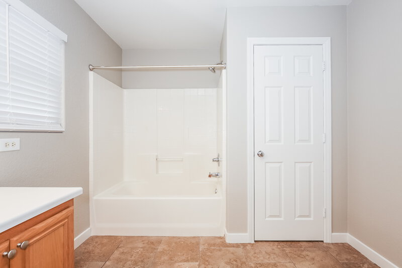 2,175/Mo, 8416 Debellis Creek Ct Las Vegas, NV 89131 Main Bathroom View 2