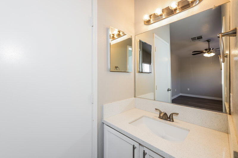 1,860/Mo, 5285 Mineral Lake Dr Las Vegas, NV 89122 Main Bathroom View