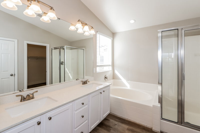 1,795/Mo, 5053 Sagelyn St Las Vegas, NV 89122 Main Bathroom View