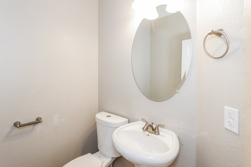 1,795/Mo, 5053 Sagelyn St Las Vegas, NV 89122 Bathroom View 2