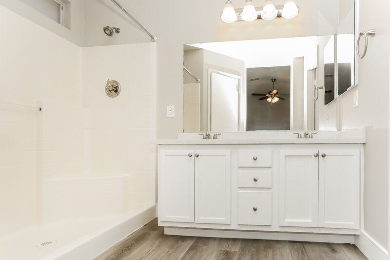 2,090/Mo, 7301 Lost Shadow Ct Las Vegas, NV 89131 Main Bathroom View