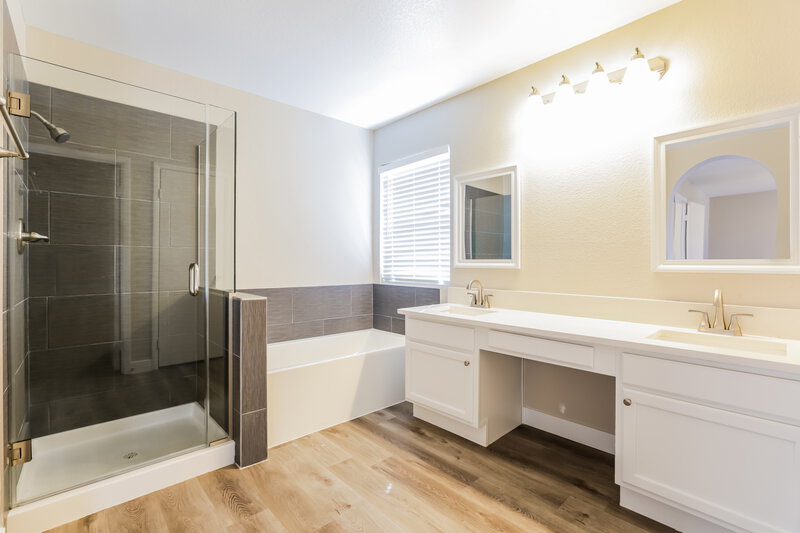1,935/Mo, 1508 Bellglen Dr Las Vegas, NV 89128 Main Bathroom View