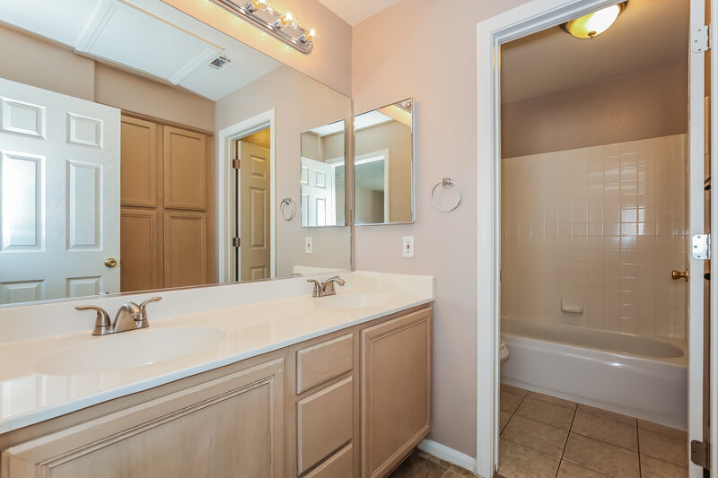 2,850/Mo, 1102 Broomfield Dr Henderson, NV 89074 Bathroom View 2
