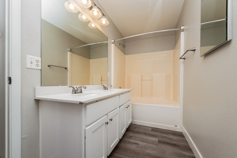 1,855/Mo, 523 Roberta Alecia Avenue North Las Vegas, NV 89031 Main Bathroom View