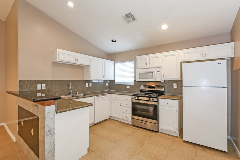 2,090/Mo, 6218 Eliza Ln North Las Vegas, NV 89031 Kitchen View