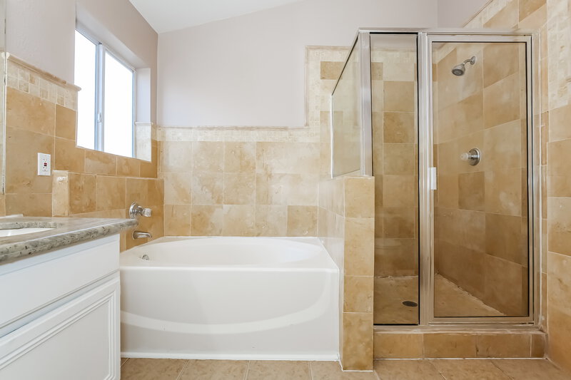 2,090/Mo, 6218 Eliza Ln North Las Vegas, NV 89031 Main Bathroom View