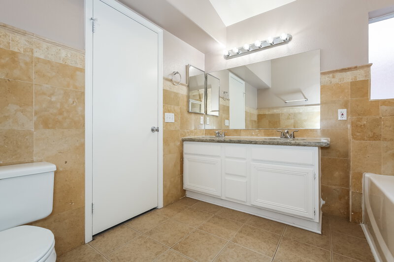 2,090/Mo, 6218 Eliza Ln North Las Vegas, NV 89031 Main Bathroom View 2