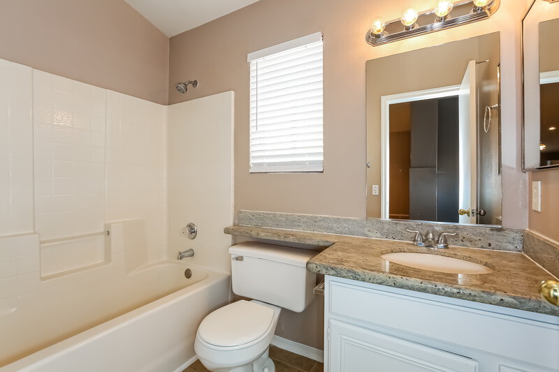 2,090/Mo, 6218 Eliza Ln North Las Vegas, NV 89031 Bathroom View