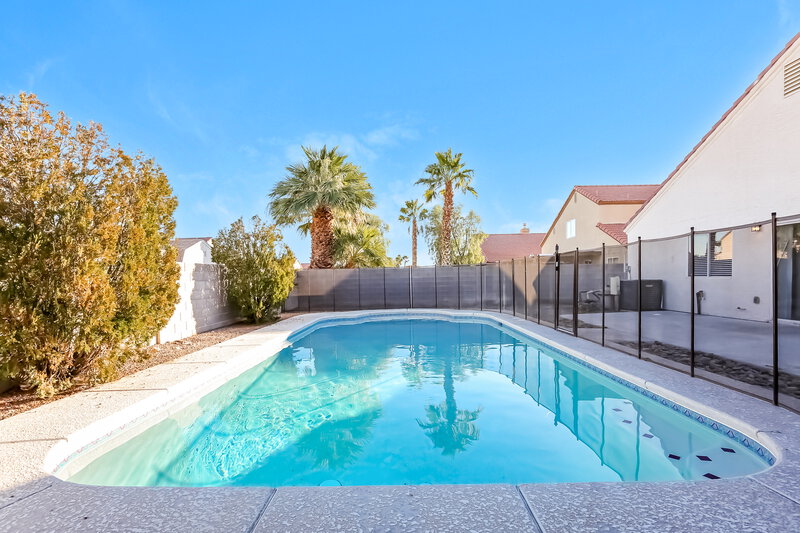 2,090/Mo, 6218 Eliza Ln North Las Vegas, NV 89031 Pool View