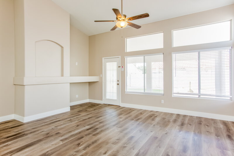 1,795/Mo, 622 Kings Center Ave North Las Vegas, NV 89032 Living Room View