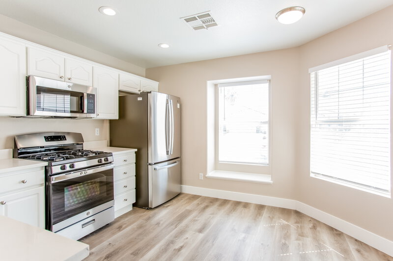 1,795/Mo, 622 Kings Center Ave North Las Vegas, NV 89032 Kitchen View 2