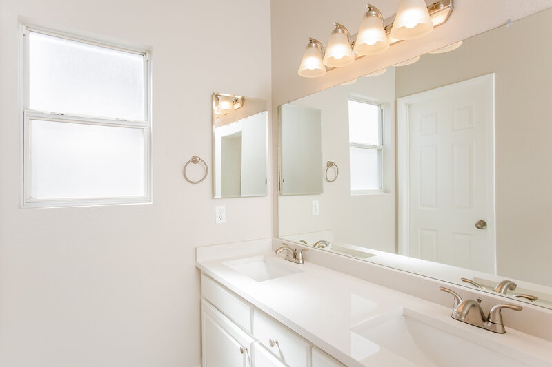 1,795/Mo, 622 Kings Center Ave North Las Vegas, NV 89032 Main Bathroom View