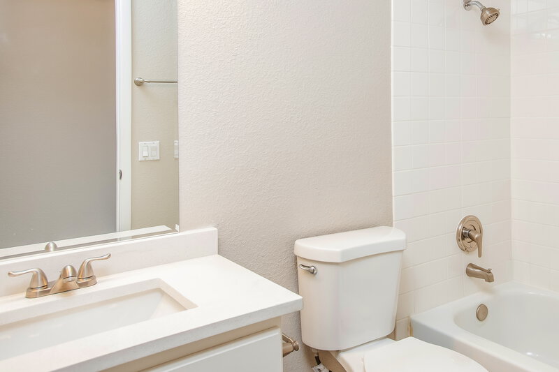 1,795/Mo, 622 Kings Center Ave North Las Vegas, NV 89032 Bathroom View