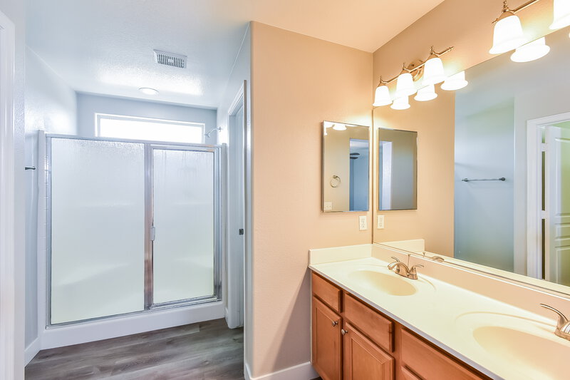 2,150/Mo, 8775 Parsons Ridge Ave Las Vegas, NV 89148 Main Bathroom View