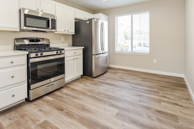 2,070/Mo, 5269 Palm Pinnacle Ave Las Vegas, NV 89139 Kitchen View 2