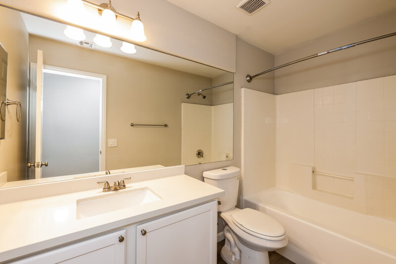 2,375/Mo, 5213 Concho Heights St North Las Vegas, NV 89081 Main Bathroom View