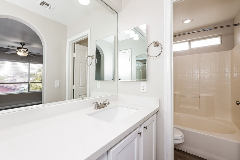 2,375/Mo, 5213 Concho Heights St North Las Vegas, NV 89081 Main Bathroom View 2