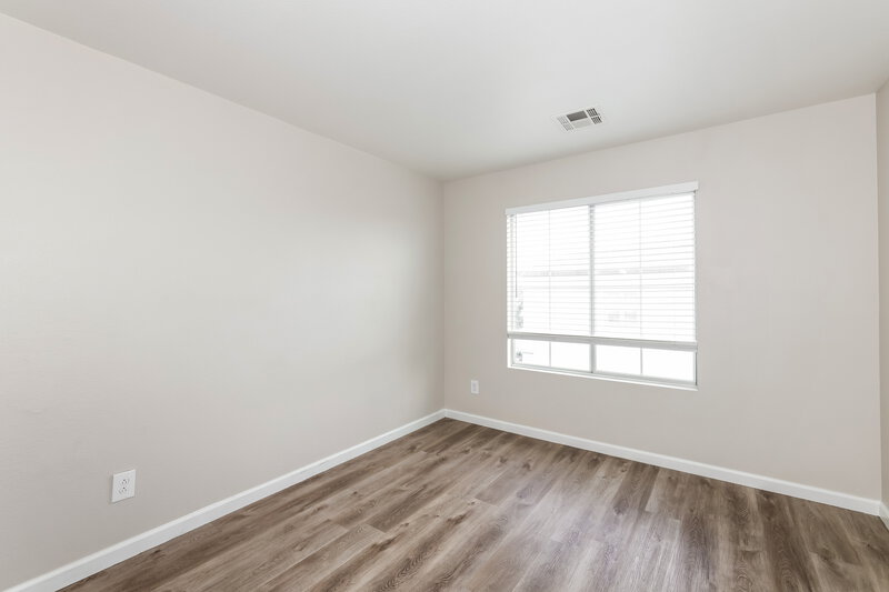 2,375/Mo, 5213 Concho Heights St North Las Vegas, NV 89081 Bedroom View 4